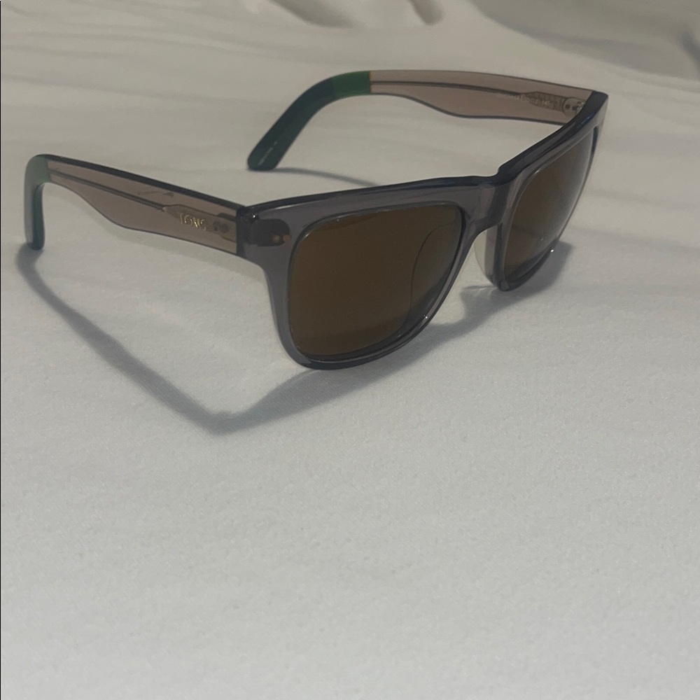 TOMS The James Sunglasses
 Gray Brown Lens.